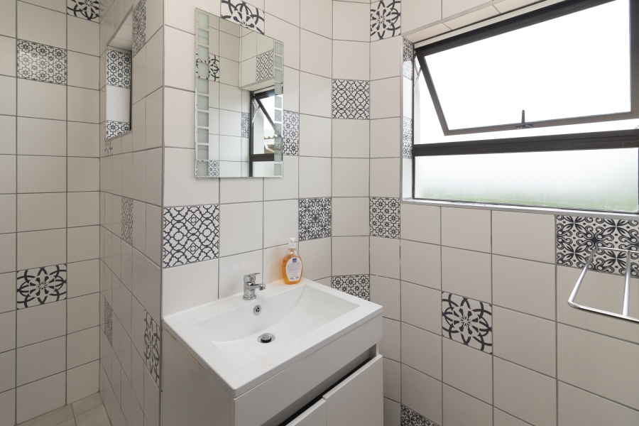 6 Bedroom Property for Sale in West Beach Eastern Cape